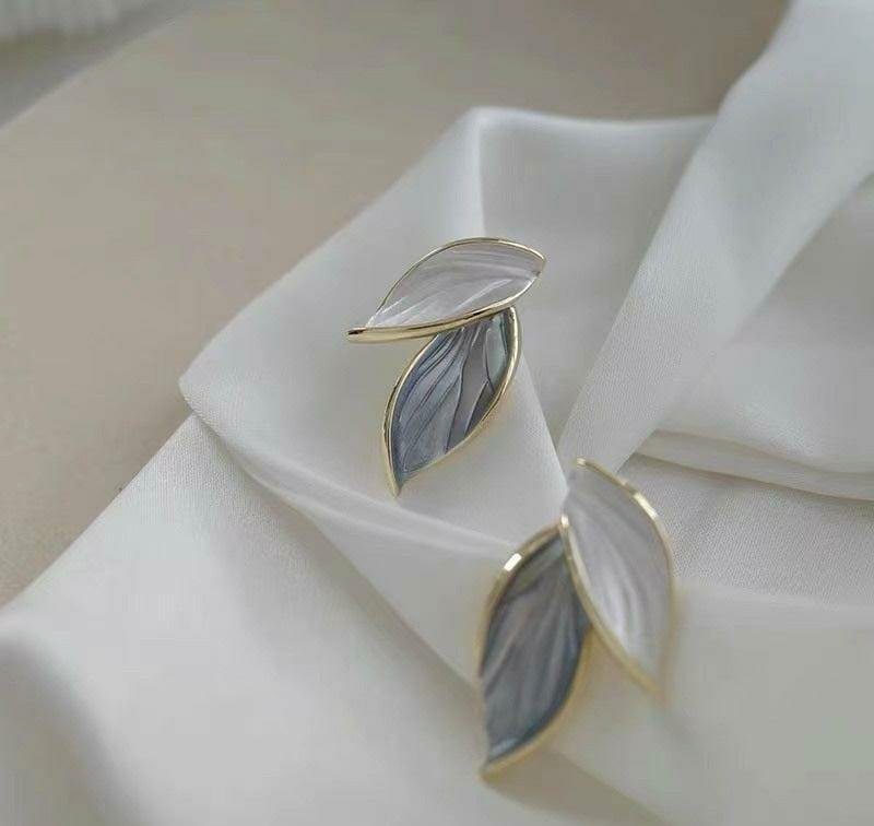 Leaf Shaped Earrings Gold Tone Gray White #08